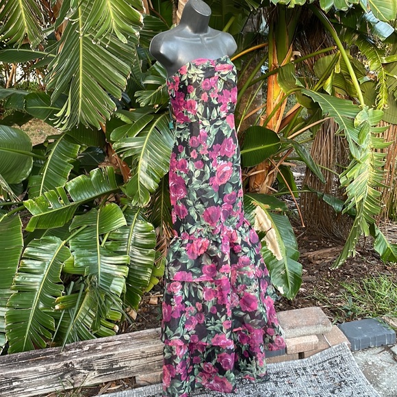 Lulu’s strapless dark floral trumpet gown - Picture 5 of 10